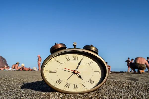 Relógio na praia de areia — Fotografia de Stock