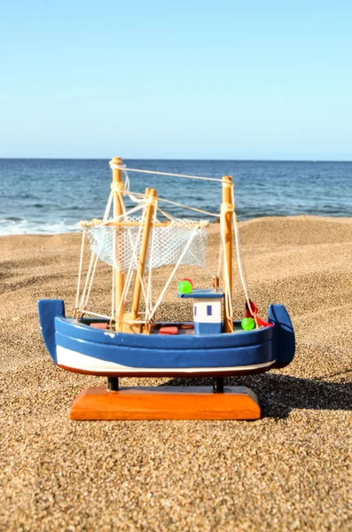 Bateau jouet sur la plage de sable — Photo