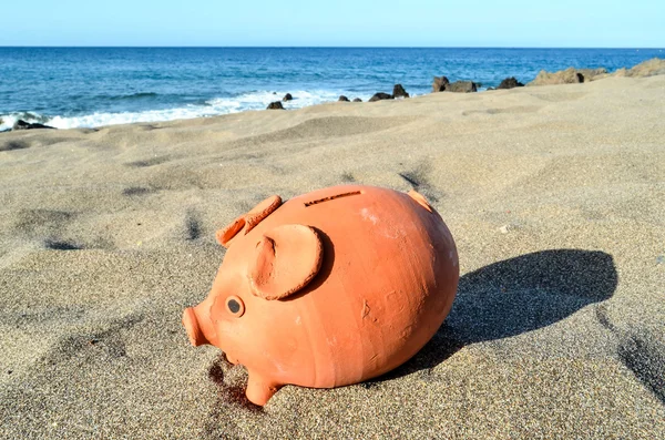 Свинья-банк на пляже — стоковое фото