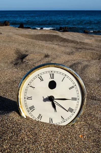 Reloj en la playa de arena —  Fotos de Stock