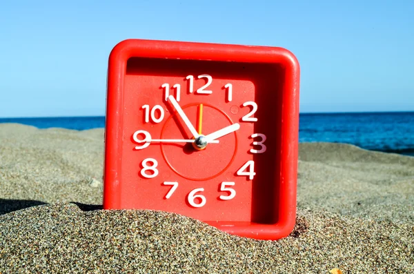 Reloj en la playa de arena —  Fotos de Stock