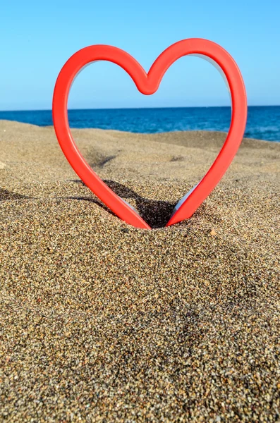 Hart op het zandstrand — Stockfoto