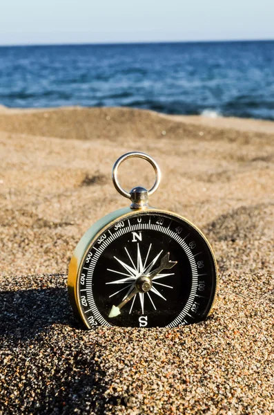 Brújula en la playa de arena — Foto de Stock