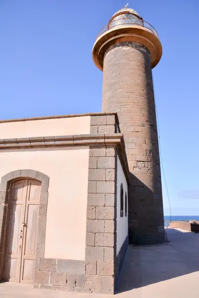 Farol velho perto do mar — Fotografia de Stock