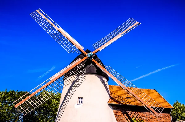 Moinho de vento branco tradicional — Fotografia de Stock