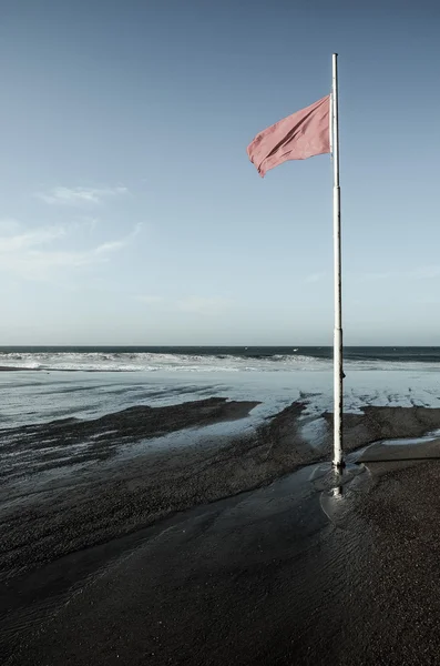 Visa Storm Seascape och röd flagga — Stockfoto