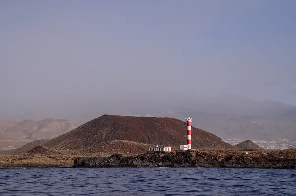 Faro alto cerca de la costa —  Fotos de Stock