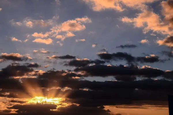Kleurrijke wolken bij zonsondergang — Stockfoto