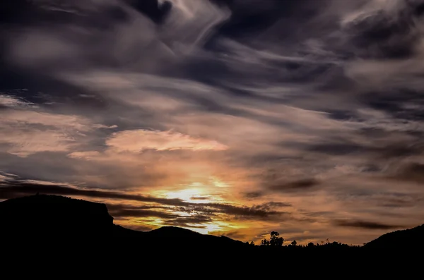 Färgade moln vid solnedgången — Stockfoto