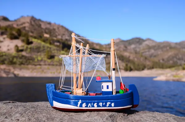 Figura barco de pesca azul —  Fotos de Stock