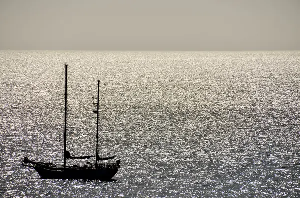 Silhouette Boat in the Ocean — Stock Photo, Image