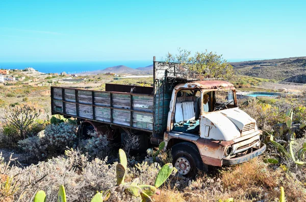 Camion abbandonato arrugginito — Foto Stock