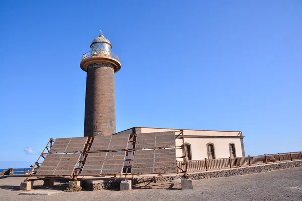 Farol velho perto do mar — Fotografia de Stock