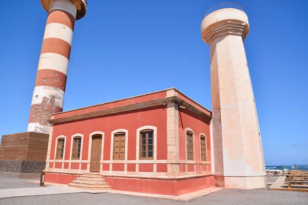 Antiguo faro cerca del mar — Foto de Stock