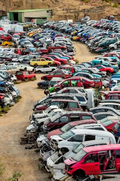 Alte Schrottautos auf Schrottplatz — Stockfoto