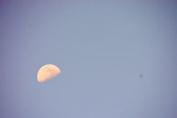 Luna nel cielo notturno — Foto Stock