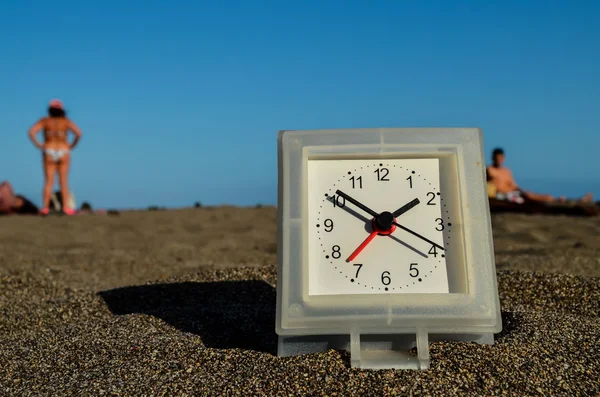 时钟在沙滩上 — 图库照片