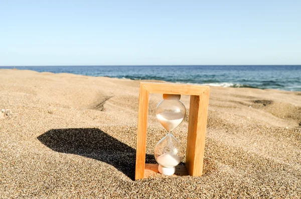 Přesýpací hodiny hodiny na písečné pláži — Stock fotografie