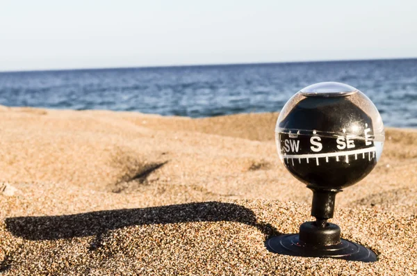 Kompas na písečné pláži — Stock fotografie