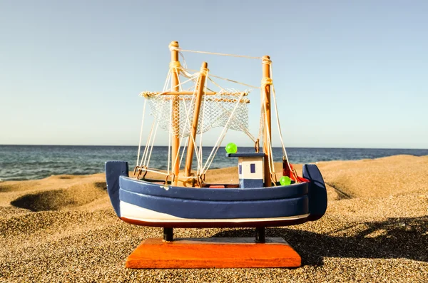 Zabawka łódź na plaży — Zdjęcie stockowe