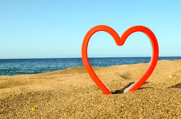 Hart op het zandstrand — Stockfoto