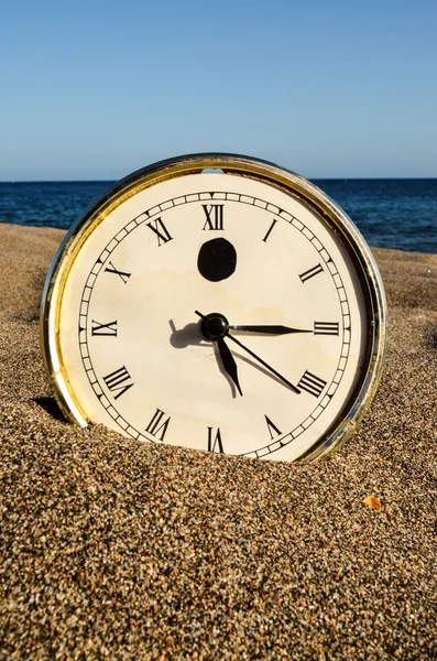 Reloj en la playa de arena — Foto de Stock