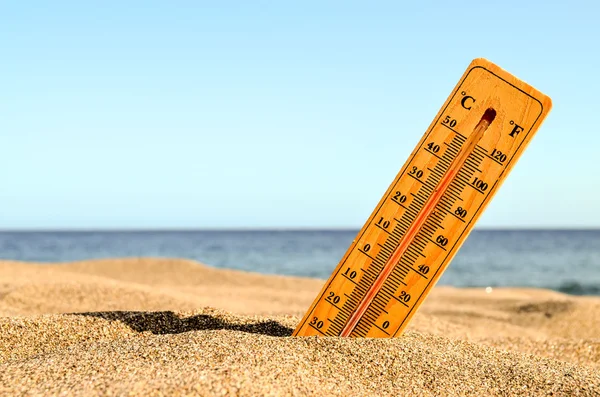 Termometro sulla spiaggia di sabbia — Foto Stock