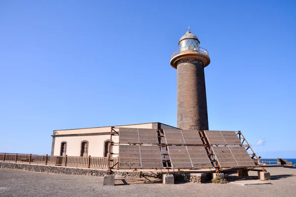 Gammelt fyrtårn nær havet – stockfoto