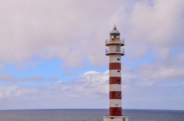 Kıyısından yüksek deniz feneri — Stok fotoğraf