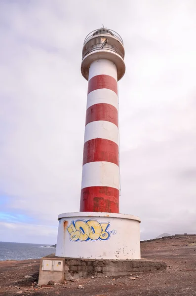 Fyrtårn nær kysten – stockfoto