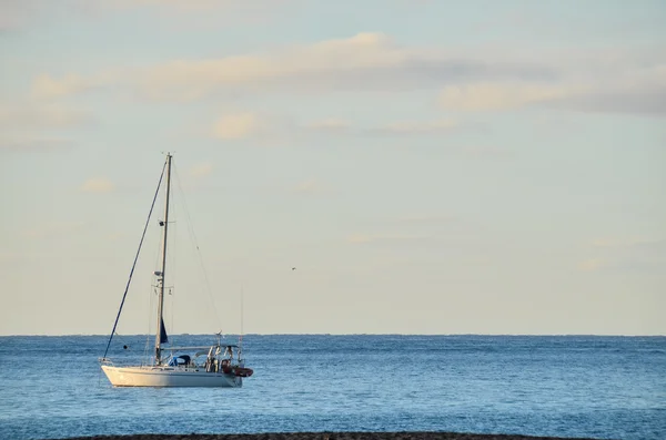 Barco en el océano — Foto de Stock