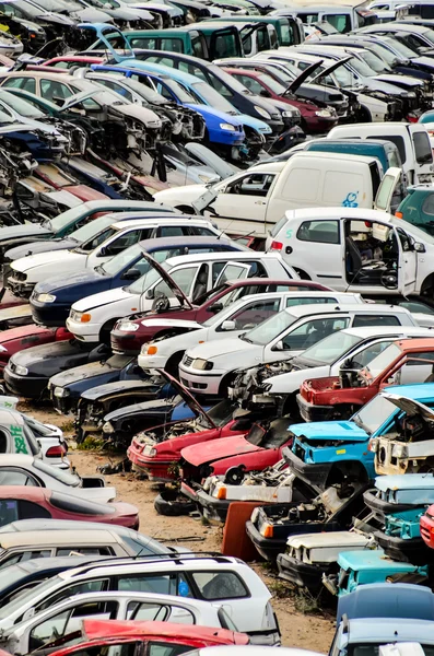 Alte Schrottautos auf Schrottplatz — Stockfoto