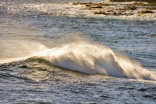 Grande onda nell'oceano — Foto Stock