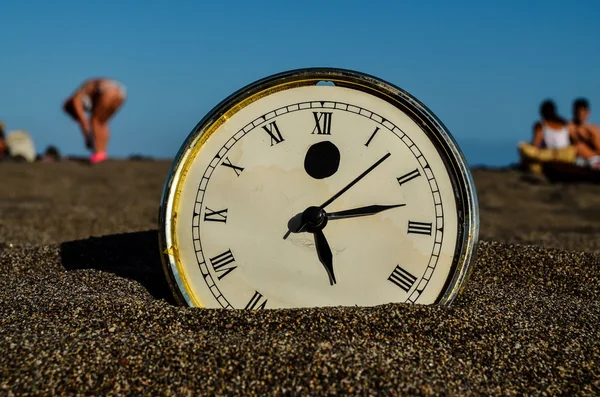 Orologio sulla spiaggia di sabbia — Foto Stock