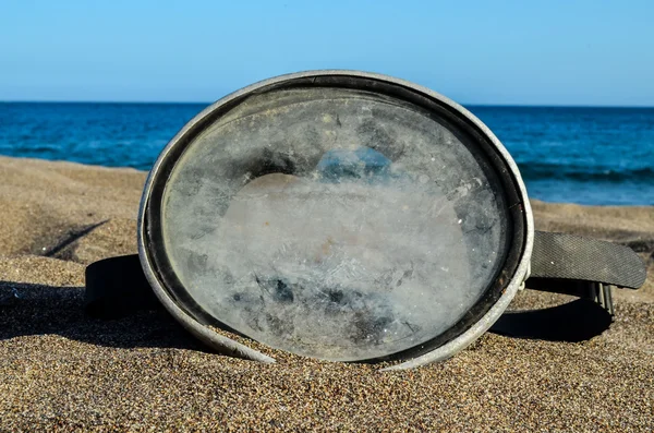 Máscara de buceo en la playa de arena —  Fotos de Stock