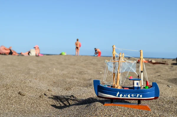 Barco de brinquedo na praia de areia — Fotografia de Stock