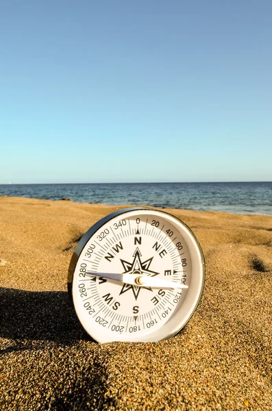 Brújula en la playa de arena — Foto de Stock