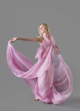 Kadın pembe şeffaf kumaş