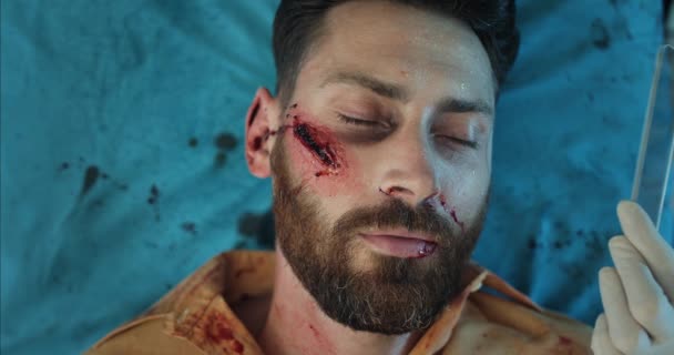負傷した髭の男の透明なスマートデバイスの頭で救急車のスキャンのビューを閉じます。40代の男だ診断されてる。現代医療技術の概念. — ストック動画