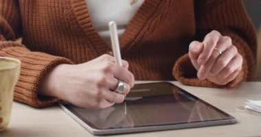 Kadınların ellerinin görüntüsü tablet üzerinde resim yaratıyor. Resim çizerken stil, yakınlaştırma ve dokunmatik ekran kullanarak grafik tasarımcısı. Yaratıcılık kavramı.