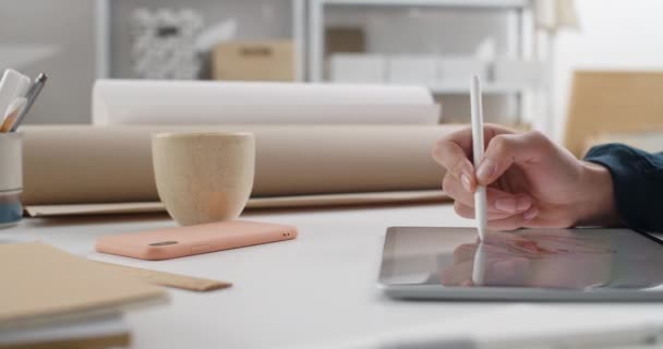 Close up vedere de designer grafic folosind stylus în timp ce desen la calculator tabletă la locul de muncă.Persoană mână crearea ilustrație digitală. Concept de creativitate . — Videoclip de stoc