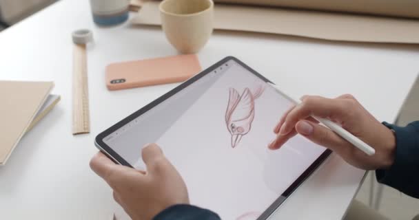 绘图员在绘制数字图像时选择画笔颜色的截图。在桌子上创作鸟类插图的同时，把重点放在手笔上。现代艺术的概念. — 图库视频影像