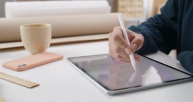 Masadaki tablet bilgisayara çizim yapan illüstratörün ellerini kapat. Çizim yaparken stil kullanan Talanted grafik tasarımcısı. Modern sanat ve teknoloji kavramı.
