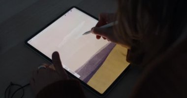 Tablet üzerinde illüstrasyon oluştururken kadın grafik çizerlerin ve yakınlaşmanın görünümü üzerinde durulmalıdır. Sanatçı geceleri dijital ped ve stil kullanır. Modern sanat kavramı.