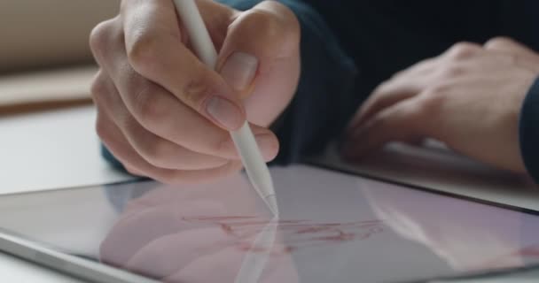 식탁에 앉아 있는 동안, 스타일러스가 메모지를 보여 주면서, 말을 타고 있는 사람이 손으로 디지털 그림을 그리는 모습을 가까이서 볼 수있다. 창의력의 개념. — 비디오
