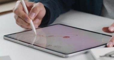 Tablet bilgisayarın gösteriminde dijital resim çizen ellerin görüntüsünü kapat. Talanted sanatçısı, Stylus 'un tablosunu not defterinde yaratıyor. Yaratıcılık kavramı.