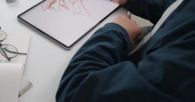 Dijital tablet üzerinde çalışırken stil kullanan çizerlerin ellerine odaklan. Ressam çizimlerinin kırpma görüntüsü. Teknoloji ve modern sanat anlayışı..