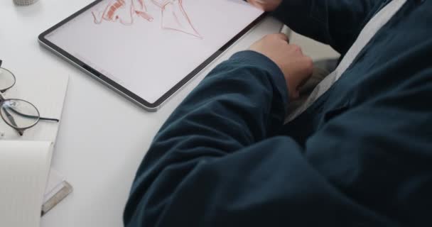 Enfócate en las manos del ilustrador usando lápiz óptico mientras trabajas en una tableta digital. Recorte de la vista de artista de esbozo. Concepto de tecnología y arte moderno.Vista superior. — Vídeos de Stock