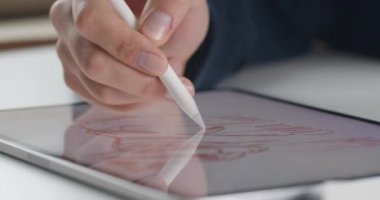 Stylus 'un not defterinin sergilendiği yerde kişinin el çizimi görüntüsünü kapat. Yaratıcılık kavramı.