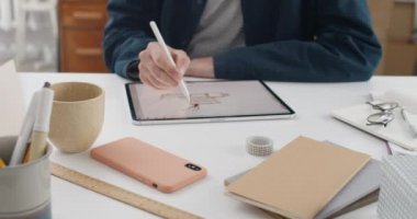 Dijital tablet üzerinde resim çizerken erkeğin stil kullanışının kırpma görüntüsü. Konforlu iş yerinde masada otururken resim oluşturan grafiksel çizimci. Yaratıcılık kavramı.